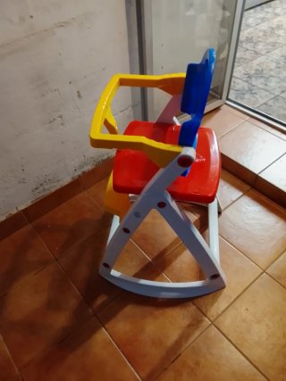 Trona para bebé azul, roja y amarilla y perchas