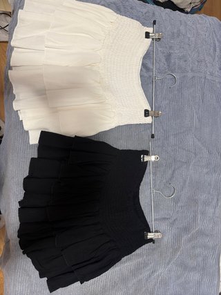 Faldas blancas y negras con volantes