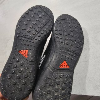 Botas de fútbol multitacos Adidas negras