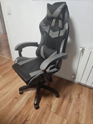 Silla gaming ergonómica negra y gris