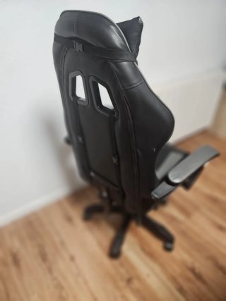 Silla gaming ergonómica negra y gris