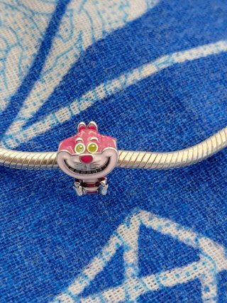 Charm Gato Alicia País Maravillas Rosa