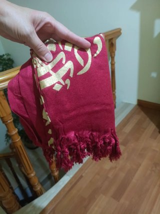 Pañuelo decorativo con caligrafía dorada