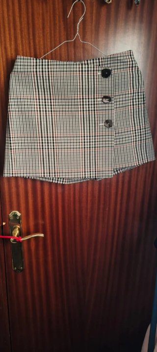 Falda short cuadros blanco, negro y rojo