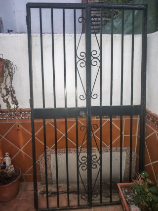 Reja de dos hojas con cerradura