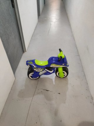 Moto correpasillos azul y verde