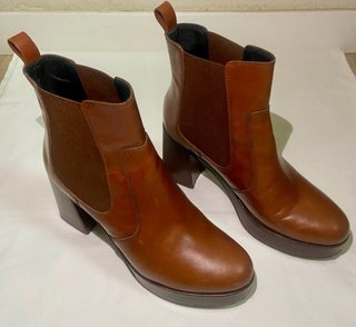 Botas de piel marrones con tacón