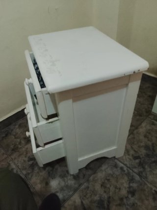 Mesita de noche blanca con cajones