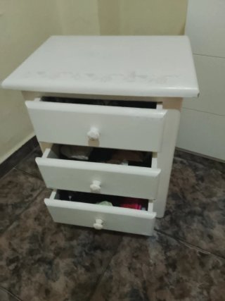 Mesita de noche blanca con cajones