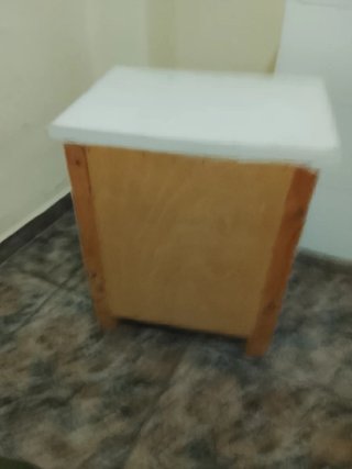 Mesita de noche blanca con cajones