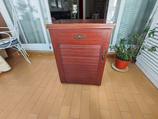 Máquina de coser Singer antigua con mueble.