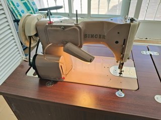 Máquina de coser Singer antigua con mueble.
