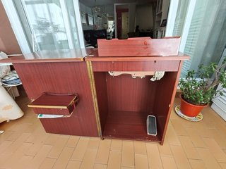 Máquina de coser Singer antigua con mueble.