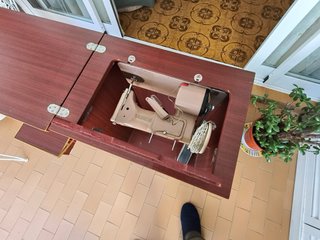 Máquina de coser Singer antigua con mueble.
