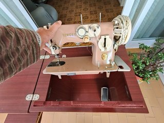 Máquina de coser Singer antigua con mueble.