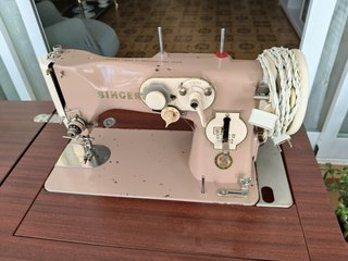 Máquina de coser Singer antigua con mueble.