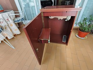 Máquina de coser Singer antigua con mueble.
