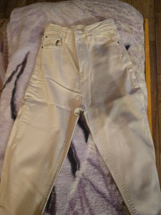 Pantalón beige Stradivarius