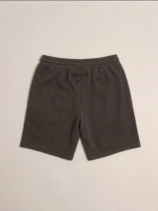Conjunto Hollister Camiseta Blanca y Pantalón Gris
