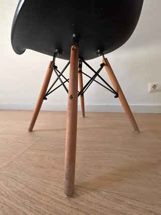 Silla estilo Eames negra con patas de madera