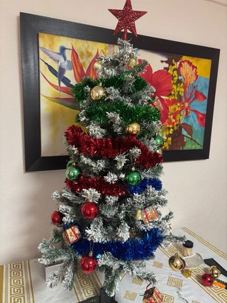 Árbol de Navidad con adornos