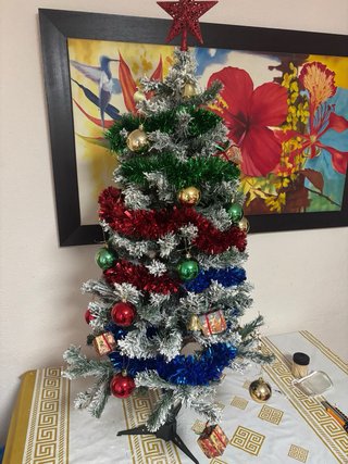 Árbol de Navidad con adornos