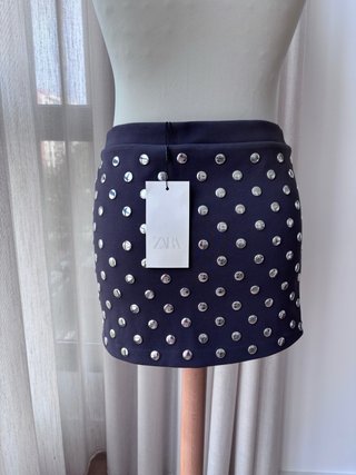 Falda corta Zara tachuelas gris morado T.M