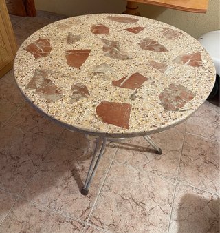 Mesa redonda de jardín con mosaico