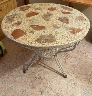 Mesa redonda de jardín con mosaico