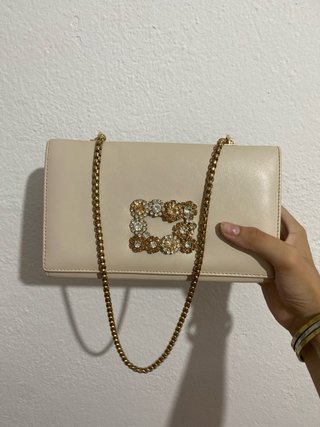 Bolsos, ropa recien nuevo, y un bolso infantil