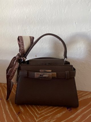 Bolsos, ropa recien nuevo, y un bolso infantil