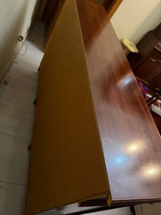 Mueble de madera marrón