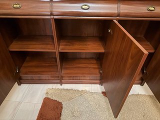 Mueble de madera marrón