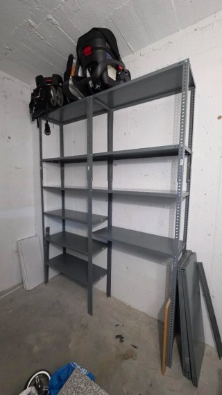 Estantería metálica gris