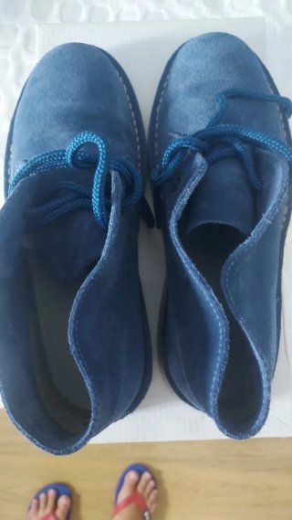 Botas ante niño azul
