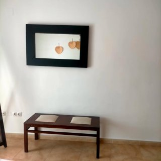 Espejo negro y banco madera
