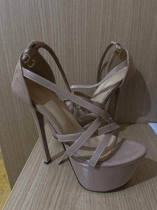 Tacones altos beige