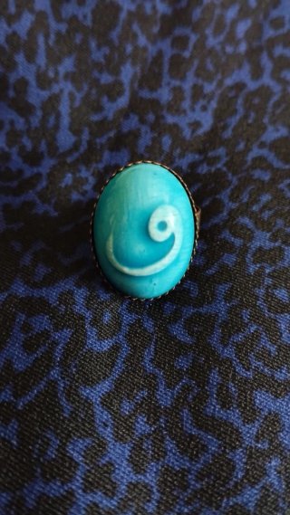 Anello regolabile ceramica con lettera v araba