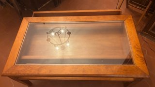 Mesa de centro de madera con tapa de cristal
