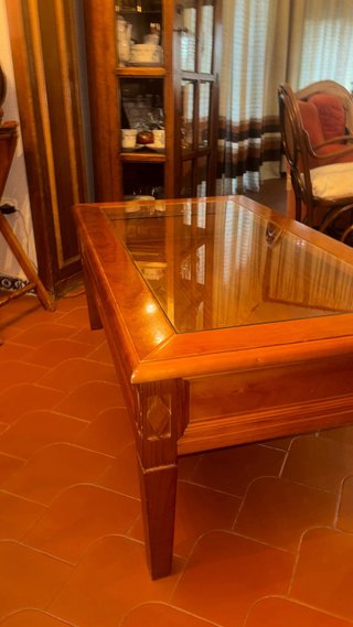 Mesa de centro de madera con tapa de cristal