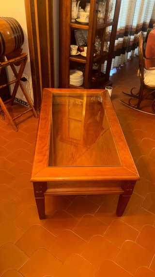 Mesa de centro de madera con tapa de cristal