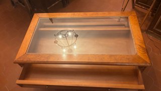 Mesa de centro de madera con tapa de cristal
