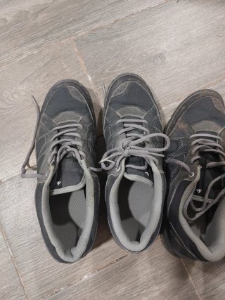Botas y sandalias grises y negras