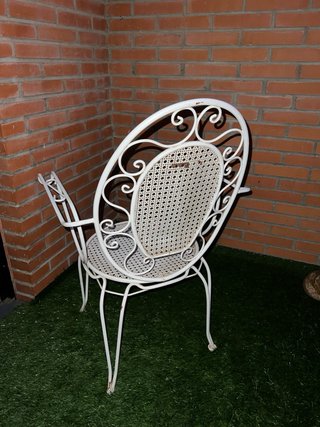 Par de sillas metálicas blancas con diseño 2 x 35€