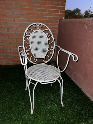 Par de sillas metálicas blancas con diseño 2 x 35€