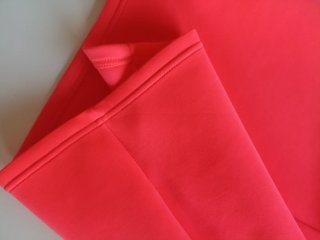 Vestido coral Lipsy London con pedrería