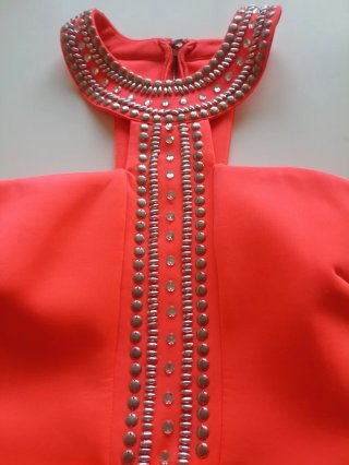 Vestido coral Lipsy London con pedrería