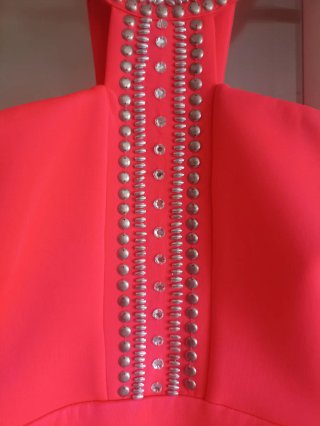 Vestido coral Lipsy London con pedrería