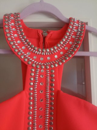 Vestido coral Lipsy London con pedrería