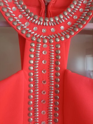 Vestido coral Lipsy London con pedrería